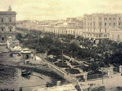 ...una terrazza ricca di alberi e aiuole che affacciava direttamente sulla costa e che fu �tagliata� successivamente per permettere la creazione del primo tratto di lungomare nel 1926